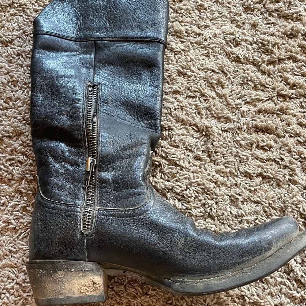 Ariat black cowboy boots. Rarely worn. Good condition. Size 6
